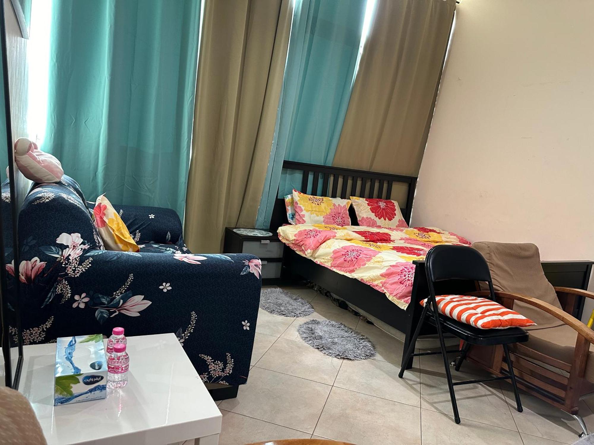 Hospedagem domiciliar Furnished Hall Private With Private Washroom Shared Near Alwahda Mall Muroor Flat1002 *